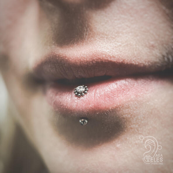 vertical labret